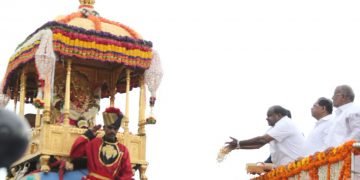 ಅದ್ದೂರಿಯಾಗಿದೆ ಮೈಸೂರು ಜಂಬು ಸವಾರಿ: ನಂದಿ ಧ್ವಜಕ್ಕೆ ಸಿಎಂ ಪೂಜೆ