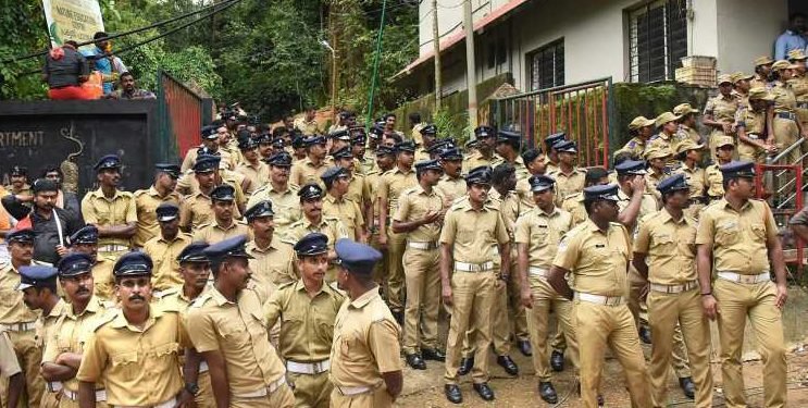 ತೆರೆಯಿತು ಶಬರಿಮಲೆ ಬಾಗಿಲು, ಮಹಿಳೆಯರಿಗೆ ದೊರೆಯದ ಪ್ರವೇಶ