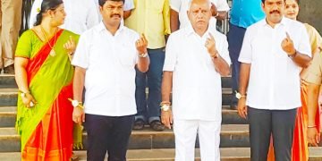 ಶಿಕಾರಿಪುರ: ಕುಟುಂಬ ಸಹಿತ ಯಡಿಯೂರಪ್ಪ ಮತದಾನ