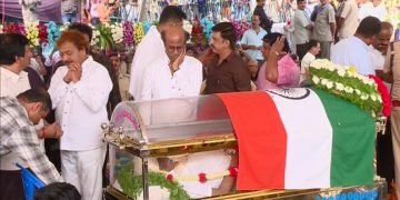 ಗೆಳೆಯನ ಪಾರ್ಥಿವ ಶರೀರ ಕಂಡು ಭಾವುಕರಾದ ರಜನಿಕಾಂತ್