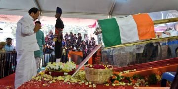 ಸ್ನೇಹಿತನ ಪಾರ್ಥಿವ ಶರೀರ ನೋಡಿ ಗದ್ಗದಿತರಾದ ಉಪರಾಷ್ಟ್ರಪತಿ