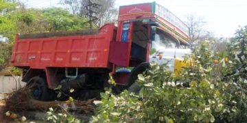 ಶಿವಮೊಗ್ಗ-ಬ್ರೇಕ್ ಫೇಲ್ ಆಗಿ ಡಿವೈಡರ್ ಹತ್ತಿದ ಲಾರಿ: ತಪ್ಪಿದ ಅನಾಹುತ