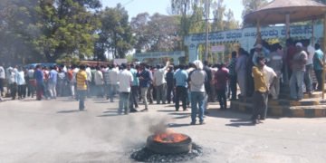 ಭದ್ರಾವತಿ: ಟೈರು ಸುಟ್ಟು ವಿಐಎಸ್ಎಲ್ ಗುತ್ತಿಗೆ ಕಾರ್ಮಿಕರ ಪ್ರತಿಭಟನೆ