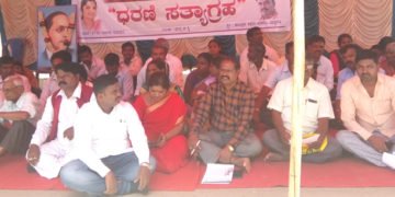 ಭದ್ರಾವತಿ-ಸರಕಾರಿ ನೌಕರರ ಕರ್ತವ್ಯಕ್ಕೆ ಅಡ್ಡಿ: ಆರೋಪಿಗಳ ಬಂಧನಕ್ಕೆ ಒತ್ತಾಯಿಸಿ ಪ್ರತಿಭಟನೆ