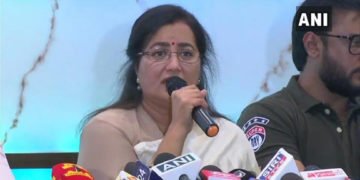 ಅಭಿಮಾನಿಗಳ ಪ್ರೀತಿಯಿಂದಾಗಿ ಚುನಾವಣೆಯಲ್ಲಿ ಸ್ಪರ್ಧಿಸುತ್ತಿದ್ದೇನೆ: ಸುಮಲತಾ ಸ್ಪಷ್ಟನೆ