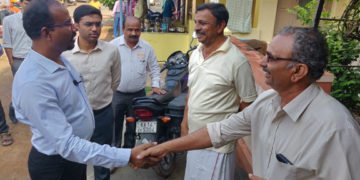 ಭದ್ರಾವತಿ: ಯಾರಿಗಾದರೂ ಹಾಕಿ, ಆದರೆ ತಪ್ಪದೇ ಮತದಾನ ಮಾಡಿ: ಮನೆ ಮನೆಗೆ ತೆರಳಿ ಡಿಸಿ ಮನವಿ