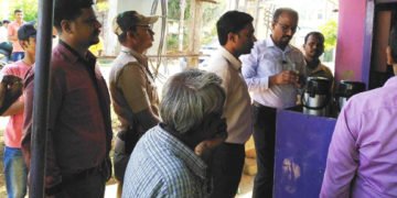 ಭದ್ರಾವತಿ: ಚಹಾ ಅಂಗಡಿಯ ಮಾಲೀಕರಿಗೆ ಮತದಾನದ ಅರಿವು ಮೂಡಿಸಿದ ಡಿಸಿ