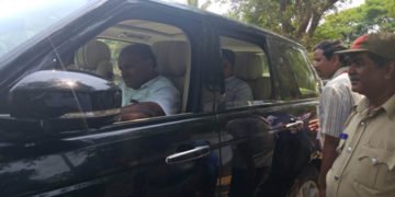 ಭದ್ರಾವತಿ: ಸಿಎಂಗೂ ತಟ್ಟಿದ ಚೆಕ್’ಪೋಸ್ಟ್‌ ಬಿಸಿ, ಕುಮಾರಸ್ವಾಮಿ ಕಾರು ತಡೆದು ತಪಾಸಣೆ