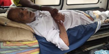 ಶಿವಮೊಗ್ಗ: ಐಸಿಯುನಲ್ಲಿದ್ದರೂ ಮರೆಯದೇ ಸ್ಟ್ರೆಚರ್’ನಲ್ಲಿ ಬಂದು ಮತ ಚಲಾಯಿಸಿದ ಹಿರಿಯ