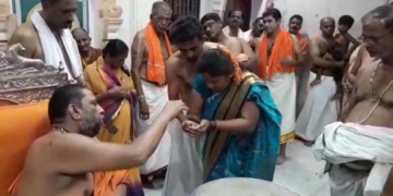 Watch Video: ಮಂತ್ರಾಲಯದಲ್ಲಿ ರಾಯರ ಪವಾಡ-ವೀಡಿಯೋ ವೈರಲ್
