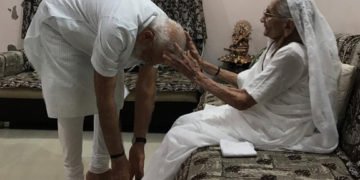 ತಾಯಿ ಭೇಟಿಯಾಗಿ ಆರ್ಶೀವಾದ ಪಡೆದ ಮೋದಿ, ಗಾಂಧಿನಗರದಲ್ಲಿ ಹೇಗಿತ್ತು ಗೊತ್ತಾ ಸ್ವಾಗತ?