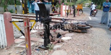 ಶಿವಮೊಗ್ಗ: ಸೂಡೂರು ಬಳಿ ರೈಲ್ವೆ ಗೇಟ್’ಗೆ ಬೈಕ್ ಡಿಕ್ಕಿ, ಸವಾರ ಧಾರುಣ ಸಾವು