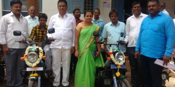 ಭದ್ರಾವತಿ: ವಿಕಲಚೇತನರಿಗೆ ದ್ವಿಚಕ್ರ ಮೋಟಾರ್ ವಾಹನ ವಿತರಣೆ