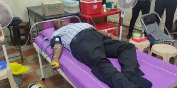 ಸ್ವತಃ ರಕ್ತದಾನ ಮಾಡಿ ಮಾದರಿಯಾದ ಸುಬ್ಬಯ್ಯ ವೈದ್ಯಕೀಯ ಕಾಲೇಜು ನಿರ್ದೇಶಕ ಡಾ. ನಾಗೇಂದ್ರ