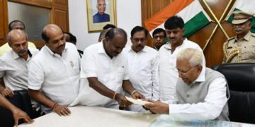ಸಿಎಂ ಸ್ಥಾನಕ್ಕೆ ಕುಮಾರಸ್ವಾಮಿ ರಾಜೀನಾಮೆ, ರಾಜ್ಯಪಾಲರ ಅಂಗೀಕಾರ