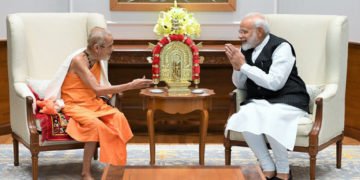 ಗುರು ಪೂರ್ಣಿಮೆ ನಿಮಿತ್ತ ಪೇಜಾವರ ಶ್ರೀಗಳ ಆಶೀರ್ವಾದ ಪಡೆದ ಪ್ರಧಾನಿ ಮೋದಿ