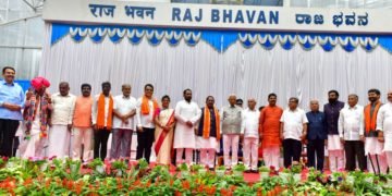 ಯಡಿಯೂರಪ್ಪ ಸಂಪುಟಕ್ಕೆ 17 ಸಚಿವರ ಸೇರ್ಪಡೆ, ಸಿಎಂ ಕಾಲಿಗೆರಗಿದ ಶ್ರೀರಾಮುಲು