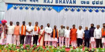 ಯಡಿಯೂರಪ್ಪ ಸಂಪುಟಕ್ಕೆ 17 ಸಚಿವರ ಸೇರ್ಪಡೆ, ಸಿಎಂ ಕಾಲಿಗೆರಗಿದ ಶ್ರೀರಾಮುಲು