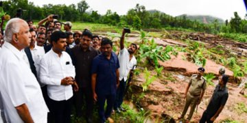 ಶಿವಮೊಗ್ಗದಲ್ಲಿ ಸಿಎಂ ಬಿಎಸ್’ವೈ ಮಿಂಚಿನ ಸಂಚಾರ, ನೆರೆ ಹಾನಿ ಪರಿಶೀಲನೆ, ನಾವಿದ್ದೇವೆಂಬ ಭರವಸೆ