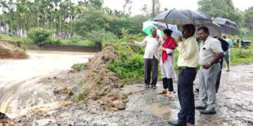 ಅಧಿಕಾರ ಸ್ವೀಕರಿಸಿದ ಕೆಲವೇ ನಿಮಿಷಗಳಲ್ಲಿ ನೆರೆ ಹಾನಿ ಪ್ರದೇಶಕ್ಕೆ ನೂತನ ಡಿಸಿ ಭೇಟಿ