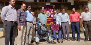 ಗೌರಿಬಿದನೂರು: ಅಂಗವಿಕಲ ವಿದ್ಯಾರ್ಥಿಗೆ ಲಯನ್ಸ್‌ ಸಂಸ್ಥೆಯಿಂದ ತ್ರಿಚಕ್ರ ವಾಹನ ವಿತರಣೆ