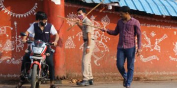 ಲಾಕ್’ಡೌನ್ ಆದೇಶ ಉಲ್ಲಂಘಿಸಿ ರಸ್ತೆಯಲ್ಲಿ ಅಲೆದವರಿಗೆ ಶಿವಮೊಗ್ಗ ಪೊಲೀಸರಿಂದ ಬಿಸಿಬಿಸಿ ಕಜ್ಜಾಯ