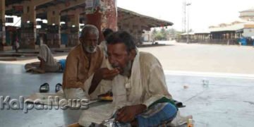 ಕೊರೋನಾ ಲಾಕ್’ಡೌನ್: ತುತ್ತು ಅನ್ನಕ್ಕೂ ನಿರ್ಗತಿಕರ ಪರದಾಟ..! ಮಾನವೀಯತೆ ಮೆರೆದ ಯುವಕರು