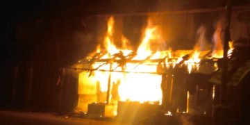 Video: ಶಿವಮೊಗ್ಗದ ಕೋಟೆ ಆಂಜನೇಯ ದೇವಾಲಯ ಎದುರಿನ ಮಂಡಕ್ಕಿ ಅಂಗಡಿ ಬೆಂಕಿಗೆ ಆಹುತಿ