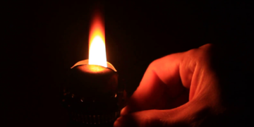 ವದಂತಿ ನಂಬಿ ನಿದ್ರೆಗೆಟ್ಟು ತಡರಾತ್ರಿ ಮನೆ ಮುಂಭಾಗ ದೀಪ ಹಚ್ಚಿಟ್ಟ ಜನರು!