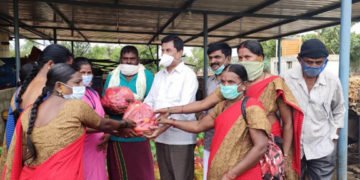 ಗೌರಿಬಿದನೂರು ವೇದಲವೇಣಿ ಗ್ರಾಮದಲ್ಲಿ ಶಾಸಕ ಶಿವಶಂಕರ ರೆಡ್ಡಿ ಅವರಿಂದ ತರಕಾರಿ ವಿತರಣೆ