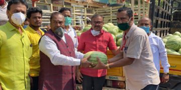 ಕಲ್ಲಂಗಡಿ ಬೆಳೆದ ರೈತರ ಬೆನ್ನಿಗೆ ನಿಂತ ಸಚಿವ ಈಶ್ವರಪ್ಪ ಕುಟುಂಬಸ್ಥರು ಮಾಡಿದ ಈ ಕೆಲಸ ರಾಜ್ಯಕ್ಕೇ ಮಾದರಿ