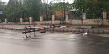 ಶಿವಮೊಗ್ಗ ಜಿಲ್ಲೆಯ ಹಲವೆಡೆ ಭಾರೀ ಮಳೆ: ಸಾಗರ ರಸ್ತೆಯಲ್ಲಿ ನೆಲಕ್ಕುರುಳಿದ ವಿದ್ಯುತ್ ಕಂಬಗಳು