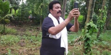 ತಮ್ಮ ಜಮೀನಿನಲ್ಲಿ ರೈತ ಬೆಳೆ ಆ್ಯಪ್ ಸಮೀಕ್ಷೆ‌‌ ಪ್ರಾತ್ಯಕ್ಷಿಕೆ ನಡೆಸಿ ಮಾದರಿಯಾದ ಕೃಷಿ ಸಚಿವರು