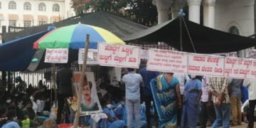 ಐದನೆಯ ದಿನಕ್ಕೆ ಕಾಲಿಟ್ಟ ಪ್ರತಿಭಟನೆ: ಸಿಮ್ಸ್‌ ಮುಂದೆ ಅಸ್ವಸ್ಥಗೊಂಡ ವಿನಯ್ ರಾಜಾವತ್, ಪ್ರತಿಭಟನಾಕಾರರು