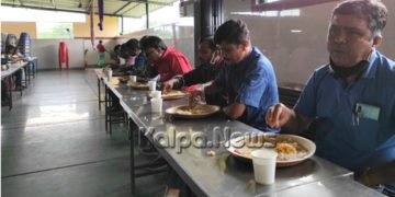 ಕಾಳಜಿ ಕೇಂದ್ರದಲ್ಲಿ ಸಂತ್ರಸ್ತರೊಂದಿಗೆ ಸ್ವತಃ ಊಟ ಮಾಡಿ ಮಾದರಿಯಾದ ತಹಶೀಲ್ದಾರ್ ಹಾಗೂ ಆಯುಕ್ತರು