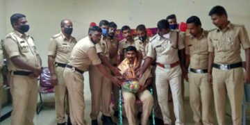 ವರ್ಗಾವಣೆಗೊಂಡ ಅಗ್ನಿಶಾಮಕ ಸಿಬ್ಬಂದಿಗೆ ಸಹೋದ್ಯೋಗಿಗಳ ಭಾವನಾತ್ಮಕ ಬೀಳ್ಕೊಡುಗೆ