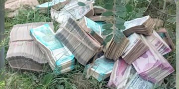 ಚಳ್ಳಕರೆಯ ತಳಕು ರಸ್ತೆ ಬಳಿ ಕಂತೆ ಕಂತೆ ಲಕ್ಷಾಂತರ ರೂ. ಹಣ ಪತ್ತೆ