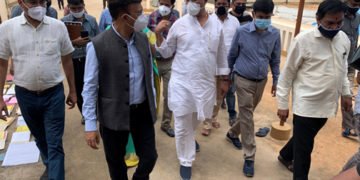 ಭಾರೀ ಮಳೆ ಪ್ರವಾಹದಿಂದ ನಷ್ಟ: ಪರಿಹಾರ ವಿತರಿಸಿದ ಸಚಿವ ಆರ್. ಅಶೋಕ್