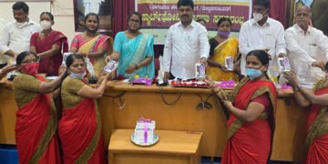 ಪೋಷಣ್ ಅಭಿಯಾನದಡಿ ಅಂಗನವಾಡಿ ಕಾರ್ಯಕರ್ತೆಯರಿಗೆ ಸ್ಮಾರ್ಟ್ ಫೋನ್ ವಿತರಣೆ