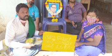 ಗ್ರಾಪಂ ಅಕ್ರಮ ಖಾತೆ ದಾಖಲು ಖಂಡಿಸಿ ಭದ್ರಾವತಿ ತಾಲೂಕು ಪಂಚಾಯ್ತಿ ಮುಂದೆ ಧರಣಿ