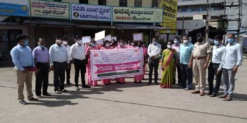 ತಂಬಾಕು ವರ್ಜಿಸುವಂತೆ ಗುಲಾಬಿ ನೀಡಿ ಅರಿವು ಮೂಡಿಸಿದ ಭದ್ರಾವತಿ ತಾಲೂಕು ಆಡಳಿತ