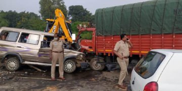 ಹೊಳೆಲ್ಕೆರೆ ಬಳಿ ಭೀಕರ ರಸ್ತೆ ಅಪಘಾತ: ಓರ್ವ ಬಲಿ, ಏಳು ಜನರ ಸ್ಥಿತಿ ಗಂಭೀರ