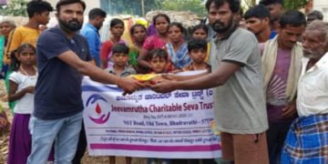 ಭದ್ರಾವತಿ ಜೀವಾಮೃತ ಸೇವಾ ಟ್ರಸ್ಟ್‌ ವತಿಯಿಂದ ಕಾರ್ಮಿಕರಿಗೆ ಬೆಡ್ ಶೀಟ್ ವಿತರಣೆ