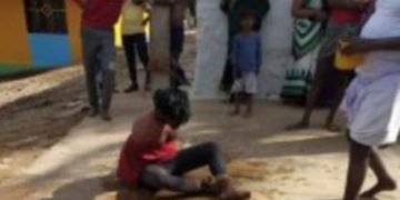 ಮಹಿಳೆಯ ಅಪಹರಣಕ್ಕೆ ಯತ್ನ: ಯುವಕನನ್ನು ಕಂಬಕ್ಕೆ ಕಟ್ಟಿ ಥಳಿಸಿದ ಸಾರ್ವಜನಿಕರು