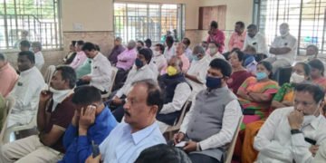 ಸಾಮಾನ್ಯರಂತೆ ಕಾರ್ಯಕರ್ತರ ನಡುವೆ ಕುಳಿತು ಕಿಸಾನ್ ಸಮ್ಮಾನ್ ಕಾರ್ಯಕ್ರಮ ವೀಕ್ಷಿಸಿದ ಸಂಸದರು, ಸಚಿವರು