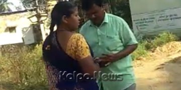 ಗ್ರಾಪಂ ಚುನಾವಣೆ: ಕೂಡ್ಲಿಗೆರೆಯಲ್ಲಿ ಅಭ್ಯರ್ಥಿಯಿಂದ ಬಹಿರಂಗವಾಗಿ ಪೊಲೀಸರ ಎದುರಿಗೇ ಹಣ ಹಂಚಿಕೆ