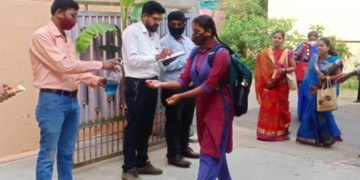 10 ತಿಂಗಳ ನಂತರ ಶಾಲಾ-ಕಾಲೇಜು ಆರಂಭ: ಭದ್ರಾವತಿಯಲ್ಲಿ ಹೇಗಿತ್ತು ಮೊದಲ ದಿನ?