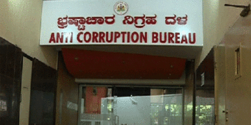 ಭದ್ರಾವತಿಯಲ್ಲಿ ಎಸಿಬಿ ದಾಳಿ: ಲಂಚ ಸ್ವೀಕರಿಸುವಾಗ ರೆಡ್ ಹ್ಯಾಂಡ್ ಆಗಿ ಸಿಕ್ಕಿ ಬಿದ್ದ ಡಾಟಾ ಎಂಟ್ರಿ ಆಪರೇಟರ್