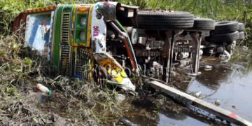 ಭದ್ರಾವತಿ ಕಾರೆಹಳ್ಳಿ ಬಳಿ ಕೆರೆಗೆ ಉರುಳಿದ ಲಾರಿ