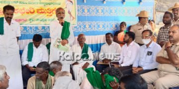 ಬೆಳೆ ನಷ್ಟ ಪರಿಹಾರಕ್ಕೆ ಆಗ್ರಹಿಸಿ ಚಳ್ಳಕೆರೆ ರೈತರ ಪ್ರತಿಭಟನೆ
